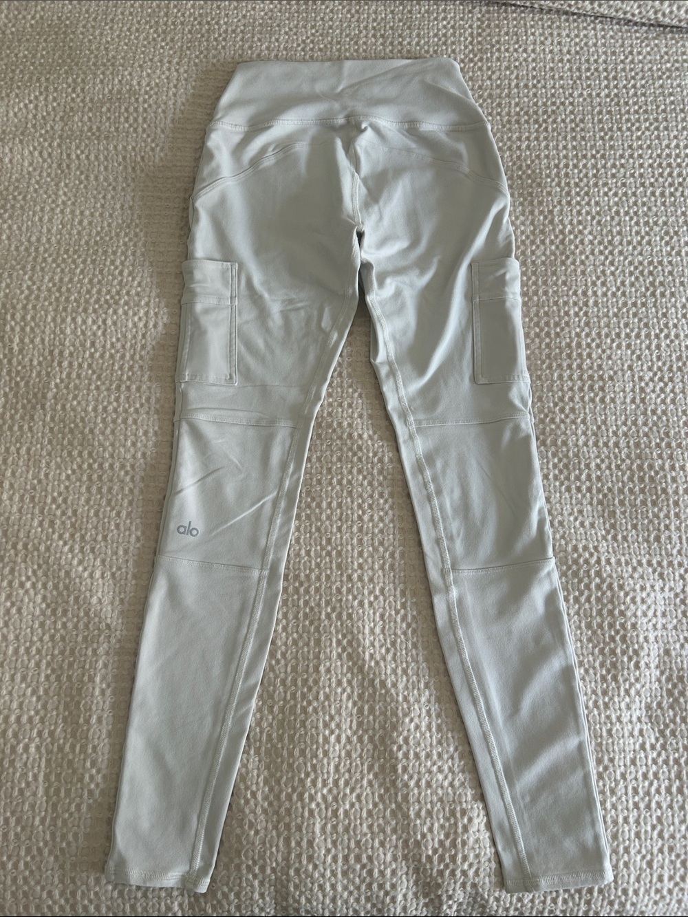 ALO Yoga High-Rise Cargo Legging - beige